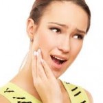 Xương hàm cần phải được củng cố liên tục mới tạo lực tác động lên răng. Lực nhai của xương hàm gây ra sự kích thích với các vùng xung quanh. Khi răng của bạn bị mất thì xương hàm sẽ bị tiêu dần đi, hao mòn dần và dây thần kinh ở vùng đó sẽ bị lộ ra. Chính vì vậy nếu dùng răng giả thì hàm giả sẽ chạm vào dây thần kinh gây cảm giác đau đớn cho bệnh nhân. Sự tiêu xương khi mất răng và ghép xương cần phải có kế hoạch điều trị cụ thể. Cấy ghép răng implant là một phương pháp dùng để phục hình cho các trường hợp răng bị mất để khắc phục hiện tượng trên. Implant là một trụ nhỏ được làm bằng chất liệu titanium dùng để cấy vào trong xương hàm, qua thời gian trụ implant sẽ bám chắc vào xương hàm để giữ vai trò như một chân răng, bên trên sẽ được gắn mão sứ để cấu tạo nên một chiếc răng như răng thật. Ưu điểm của kỹ thuật cấy ghép răng implant là bệnh nhân có thể sở hữu một chiếc răng như răng thật mà không cần phải mài răng như các phương pháp làm cầu răng hoặc hàm giả tháo lắp nên không ảnh hưởng đến cấu trúc răng thật của bệnh nhân. Sau khi cấy ghép răng implant, xương hàm được giữ vững chắc chắc, tính thẩm mỹ cao và thời gian bảo tồn răng implant là lâu bền. Tuy nhiên, mức chi phí của ca cấy ghép răng implant là cao hơn hẳn so với các phương pháp thông thường. Ngoài ra, để thực hiện cấy ghép răng implant thành công thì bệnh nhân phải chọn cơ sở nha khoa đảm bảo đầy đủ các tiêu chuẩn của Bộ Y tế đưa ra. Với kinh nghiệm nhiều năm trong nghề, bác sĩ Nguyễn Quang Tiến là người đã thực hiện thành công rất nhiều ca ghép xương nên tỷ lệ cấy ghép implant luôn thành công. Ngoài ra, địa chỉ nha khoa đó phải được đầu tư trang thiết bị máy móc hiện đại, các thiết bị được nhập khẩu trực tiếp từ nước ngoài thì sẽ hỗ trợ cho quá trình cấy ghép implant diễn ra nhanh chóng và an toàn hơn, phòng ngừa được các biến chứng có thể xảy ra. Tuy nhiên, để đạt hiệu quả cấy implant cao thì cũng cần có những tiêu chí cho bệnh nhân như sức khỏe tốt, xương hàm đầy đặn và mật độ xương tốt, không bị loãng xương. Trong trường hợp bệnh nhân bị tiêu xương hàm thì bác sĩ phải ghép thêm xương trước khi cấy implant. Kỹ thuật ghép xương rất hiện đại và an toàn nên bạn không phải lo lắng gì. Tuy nhiên nếu phải ghép thêm xương thì mức chi phí cấy ghép implant sẽ cao hơn so với trường hợp không ghép thêm xương.